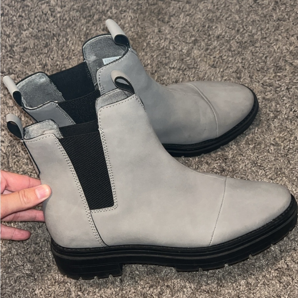 Tom’s Skylar Cement Nubuck Pull-on Booties good condition Size 10